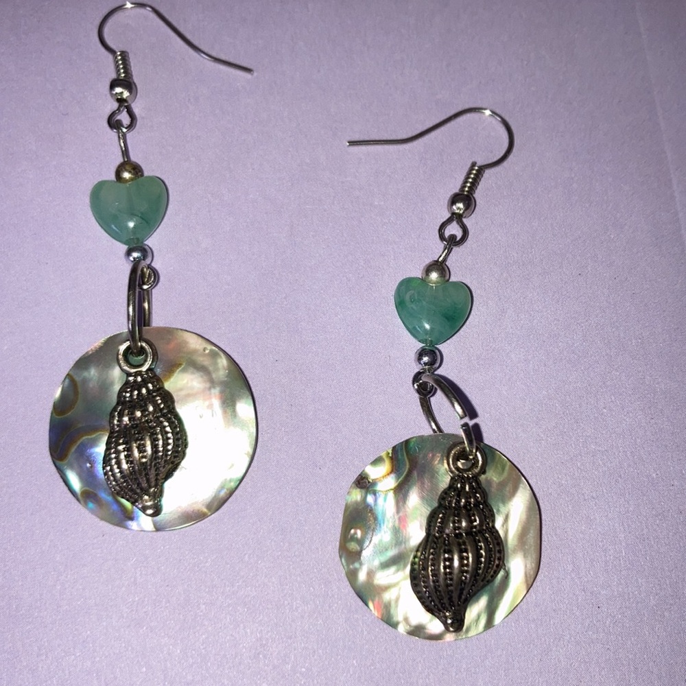 Host pick!⭐️🍀💥🐚⭐️ New hand crafted shell charm earrings